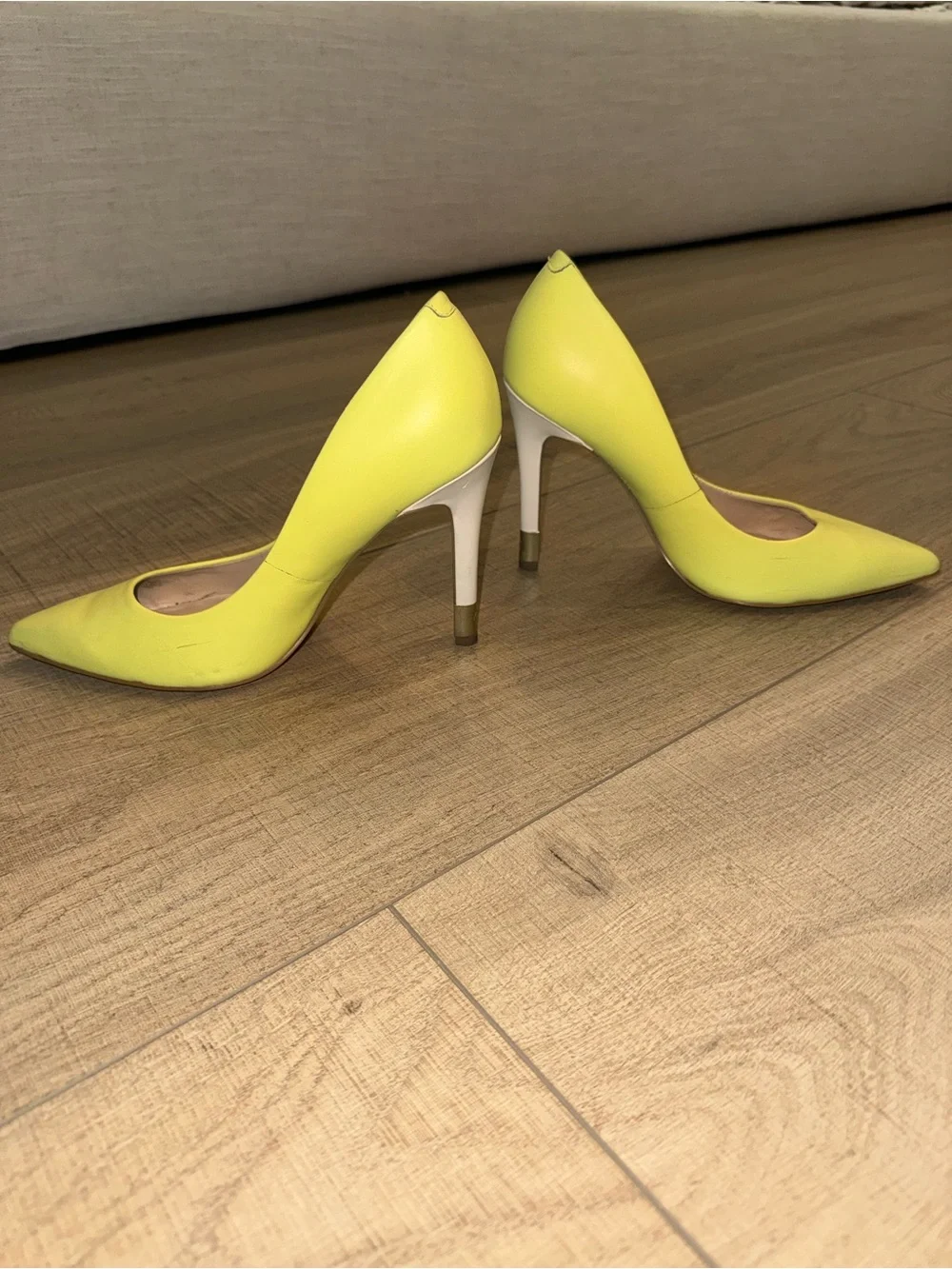 Guess yellow Stiletto Pumps